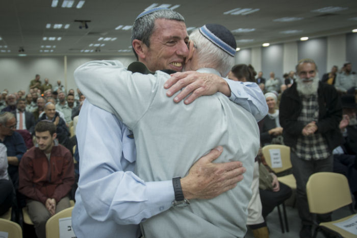 וזה עמנו, וזה צבאנו. צבא ישר דרך, ואשר פועל בצדיקות בכל אורחותיו כלפי הרעים באויבנו, אפילו כלפיהם